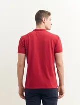 Remera manga corta con cuello mao y media botonadura, color azul.