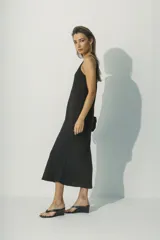 Vestido midi negro de lino con breteles finos y escote en V.