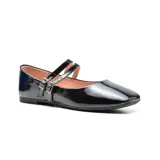Zapato tipo ballerina de charol negro, con punta cuadrada y doble tira sobre el empeine con hebillas plateadas.
