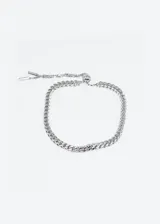 Pulsera plateada de acero quirúrgico hipoalergénico con doble eslabón ajustable.