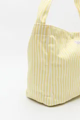 Bolso de hombro con estampado de rayas verticales celestes y blancas.