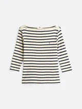 Remera Tommy Hilfiger de corte slim, con cuello barco y mangas tres cuartos. Diseño a rayas horizontales color crema y azul marino. Logo de la marca bordado en el pecho.
