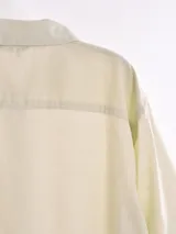 Camisa manga corta color verde claro, de corte amplio y estilo casual.