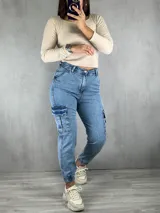 Jean jogger de tiro alto, con detalles de bolsillo en los laterales y puños en los tobillos.