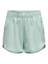 Short deportivo celeste con cintura elástica y corte holgado.