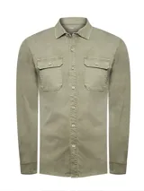 Camisa de manga larga color verde militar, con cuello clásico, cierre frontal con botones y dos bolsillos con solapa abotonada en el pecho.