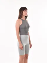 Musculosa gris oscuro de algodón con cuello redondo y sisas amplias.