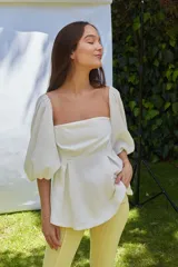 Blusa versátil con escote strapless, de puff y mangas largas, confeccionada en lino y algodón.