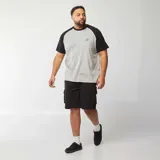 Remera gris con mangas cortas raglán negras y cuello redondo.