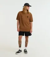 Bermuda masculina de tejido tecnológico color negro, con ruedo redondeado y cintura elástica con cordón interno. Presenta etiquetas aplicadas en la parte trasera y lateral.