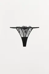 Tanga negra con cintura elástica fina y detalle de encaje floral.