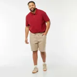 Bermudas color beige con cintura elastizada ajustable con cordón.