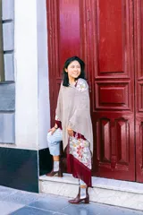 Botín de cuero con estampado de piel de serpiente en tonos marrón y rojo, con elásticos laterales plateados y tacón cuadrado.