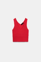 Top tejido de punto color rojo, con escote en pico y sin mangas.