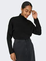 Sweater de punto negro con cuello alto, hombros caídos y puños altos.