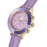 Reloj Swarovski Octea Lux Chrono con caja de acero color oro rosa, bisel facetado de cristal morado, esfera iridiscente color morado con tres subesferas y correa de piel morada.