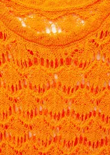 Minivestido tejido al crochet color naranja, con cuello redondo y sisas amplias.