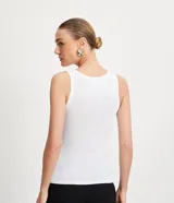 Musculosa verde oliva de punto texturizado, con breteles anchos y cuello redondo.
