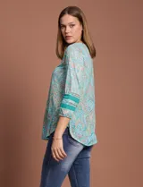 Blusa estampada marca Ruby Rd, de cuello redondo con escote en V y aplique metálico. Mangas 3/4 con aplique de crochet.