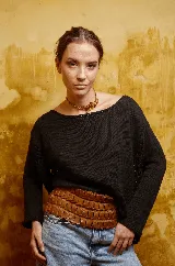 Faja de cuero vacuno color marrón, con diseño de piezas entrelazadas y tiras para atar en la parte posterior. Hecha a mano en Uruguay.