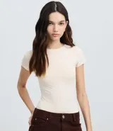 Body femenino de manga corta, color rojo vibrante, con cuello redondo y ajuste ceñido al cuerpo.