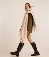 Bufanda rectangular de fleece color beige con textura afelpada y flecos en los extremos.