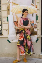 Vestido largo de popelina con estampado floral, cuello redondo, corte semi halter y lazos frontales para atar.