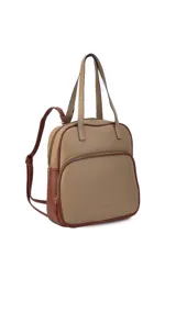 Mochila color marrón con doble asa de mano y correas traseras regulables. Presenta un bolsillo frontal con cierre y compartimento interno para iPad.