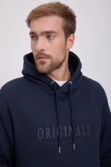 Hoodie azul marino tipo canguro de manga larga con capucha y fit regular. Cuenta con un bolsillo y cordón ajustable con terminales metálicas con el logo de la marca.