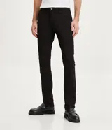 Pantalón de vestir negro, corte slim fit, confeccionado en sarga de algodón y elastano.