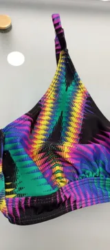 Conjunto de bikini con corpiño triangular con estampado animal print en tonos violeta y marrón, y bombacha tiro alto color lila.