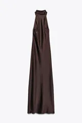 Vestido largo marrón satinado con cuello halter y espalda descubierta.