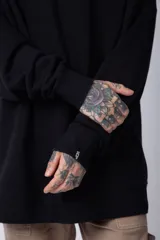 Buzo color crema de corte oversize confeccionado en tela friza con cuello redondo y puños y cintura acanalados. Presenta un pequeño bordado en el frente y un estampado grande en la espalda.