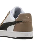 Championes Puma Caven 2.0 unisex, color blanco con detalles en marrón y negro. Zapatillas de estilo retro inspiradas en el baloncesto de los años 80, con plantilla SoftFoam para mayor comodidad.