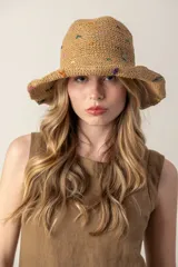 Sombrero de paja color beige con ala ancha y detalles bordados de colores.