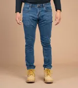 Pantalón de jean azul oscuro, corte skinny, con tecnología Coolmax para control de temperatura y secado rápido.