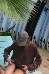 Buzo oversize con capucha, acanalado y con flecos en las mangas.