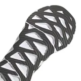 Championes Adidas Switch Run, color negro con detalles plateados y suela blanca. Presentan las tres tiras características de la marca en los laterales.