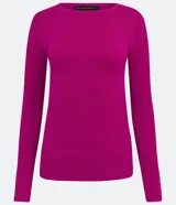 Suéter de punto color verde, con cuello barco, mangas largas y textura acanalada.