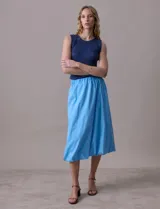 Falda midi color amarillo pálido, de algodón, con pretina ancha elastizada y forro interno a tono.