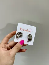 Par de aros plateados con forma de espiral.