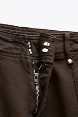 Pantalón de jean azul oscuro, de tiro alto y corte wide leg.