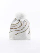 Gorro de lana blanco con diseño de líneas onduladas color dorado y pompón blanco en la parte superior.