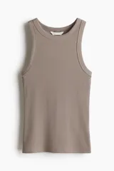 Musculosa color topo de punto de algodón acanalado, de corte entallado con cuello redondo y ribete fino en escote y sisas.
