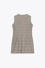 Vestido corto de Zara Woman Collection con estampado a cuadros en tonos grises, cuello redondo y sin mangas. Cierre trasero con cremallera oculta.
