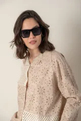 Camisa italiana color beige, de algodón con broderie y apliques calados con lurex, de corte holgado y mangas 3/4.