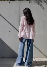 Camisa de algodón con rayas verticales rosas y blancas, corte recto y manga larga.