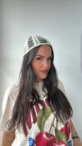 Gorro tipo bucket de crochet color crudo con diseño calado.