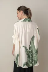 Camisa italiana color natural con estampado de hojas de palma en tonos marrones. Corte holgado, talle único.