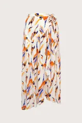 Falda pareo larga de caída fluida, con estampado abstracto en tonos naranja, azul y rosado sobre fondo blanco. Diseño cruzado con amarre lateral y corte asimétrico con volado.
